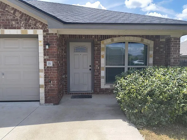 701 Sladecek Dr #B — Photo 2