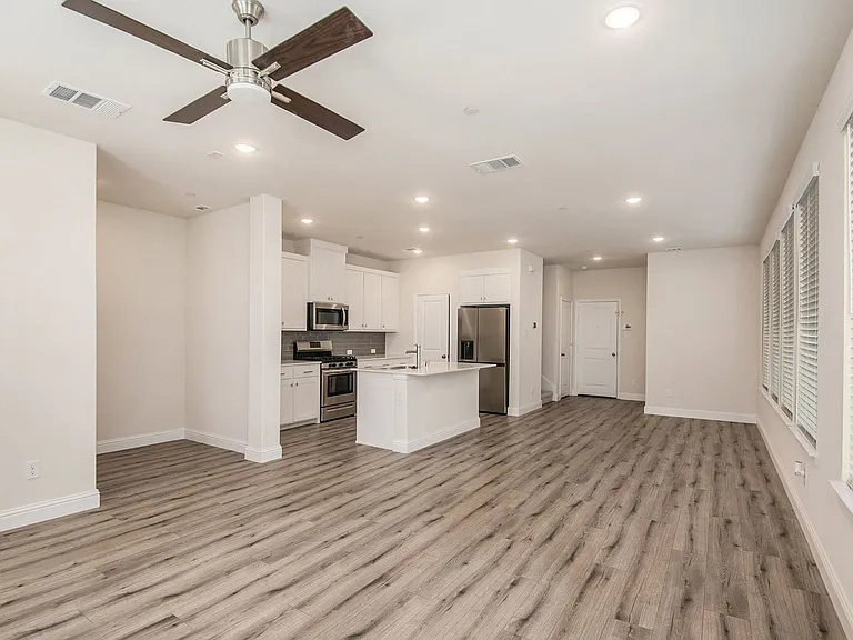 4525 Bishop St — Photo 5