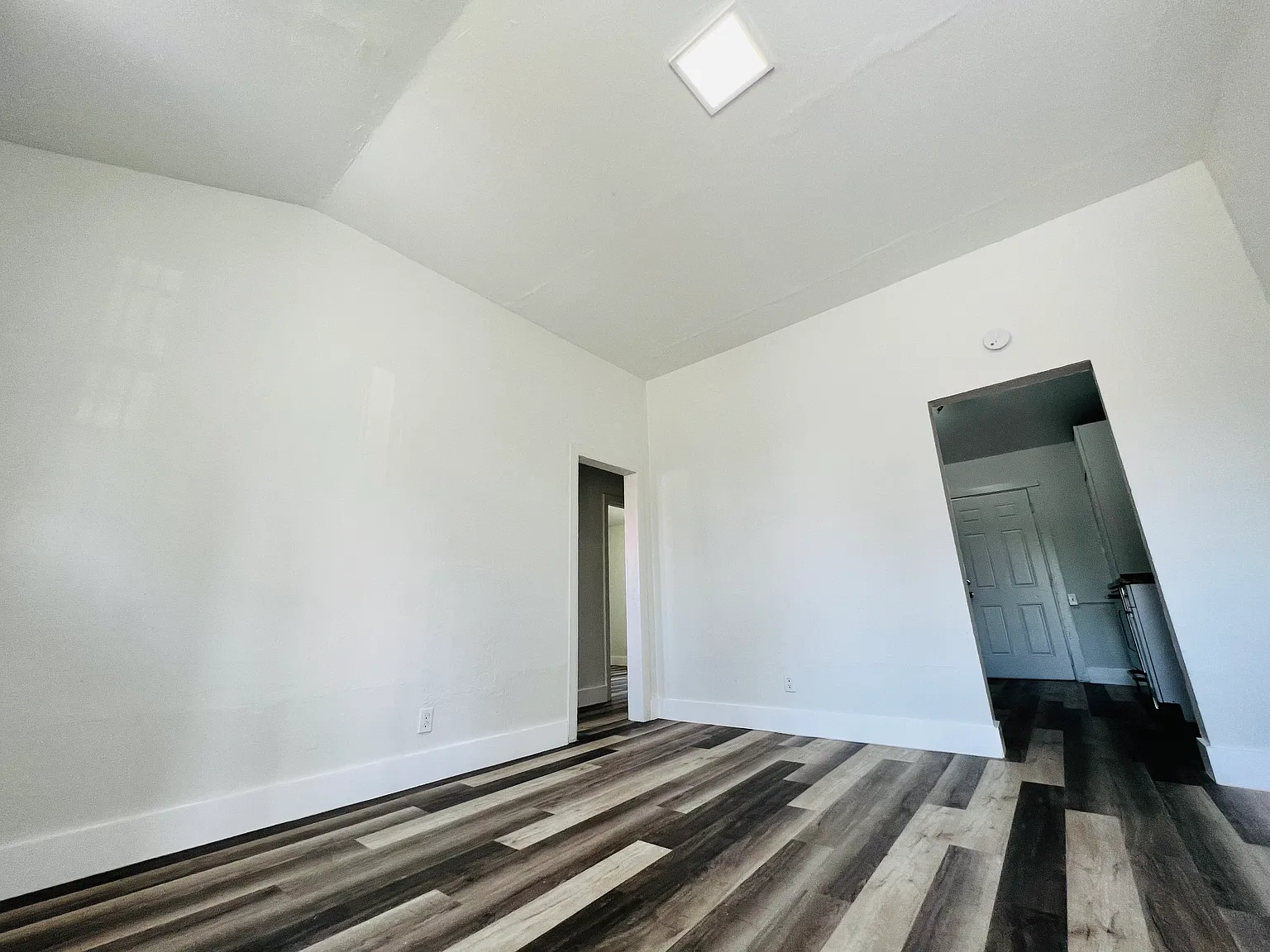 2 bed, 900 sqft, $2,100 — Photo 4