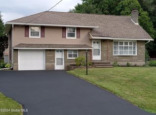 12 Roslyn Dr, Ballston Lake, NY 12019