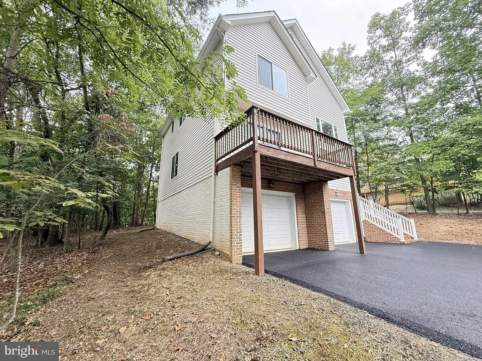 3 bed, 2.5 bath, 2200 sqft, $2,200 — Photo 2