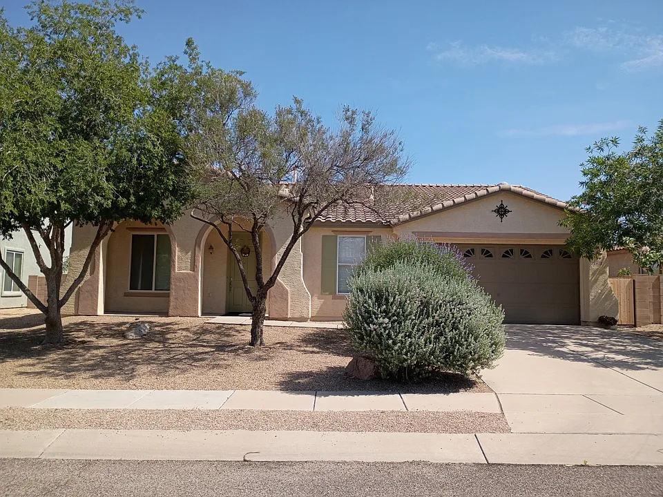 4815 E Silverpuffs Way