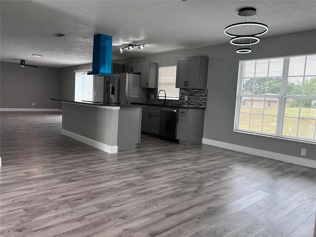 4 bed, 2.0 bath, 1765 sqft, $2,600 — Photo 3