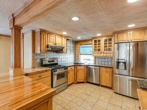 4th image of 36 Beach Ave