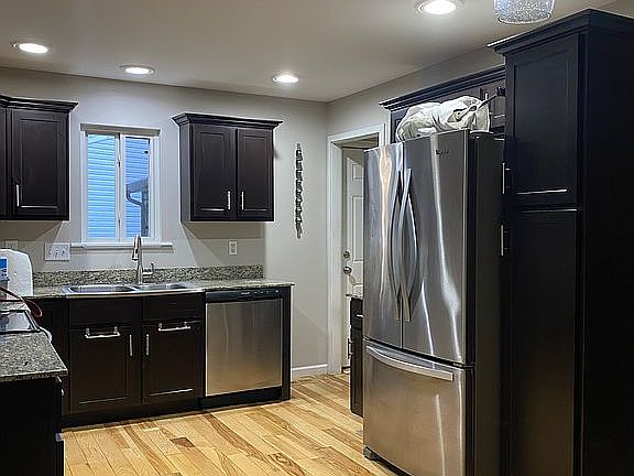 Kitchen w/garage entry