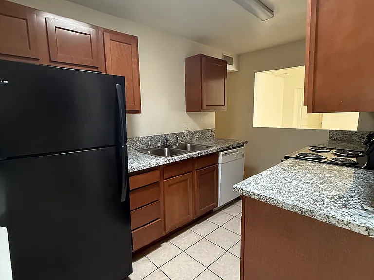 1416 E Elm St — Photo 5