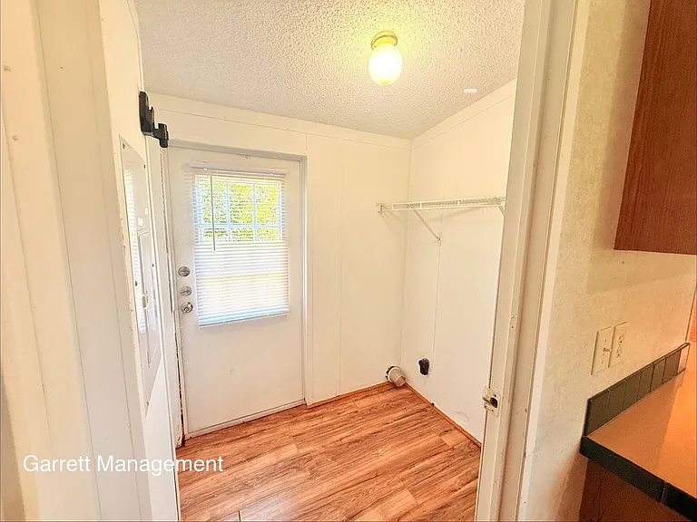 921 Seneca Dr — Photo 6