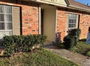 43 W Townhouse Ln, Grand Prairie, TX 75052
