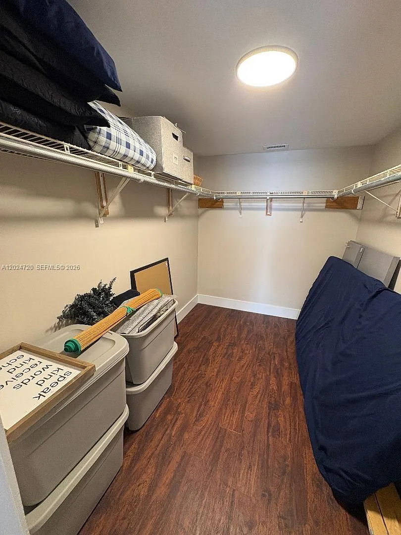 Lake Emerald Condominium — Photo 4