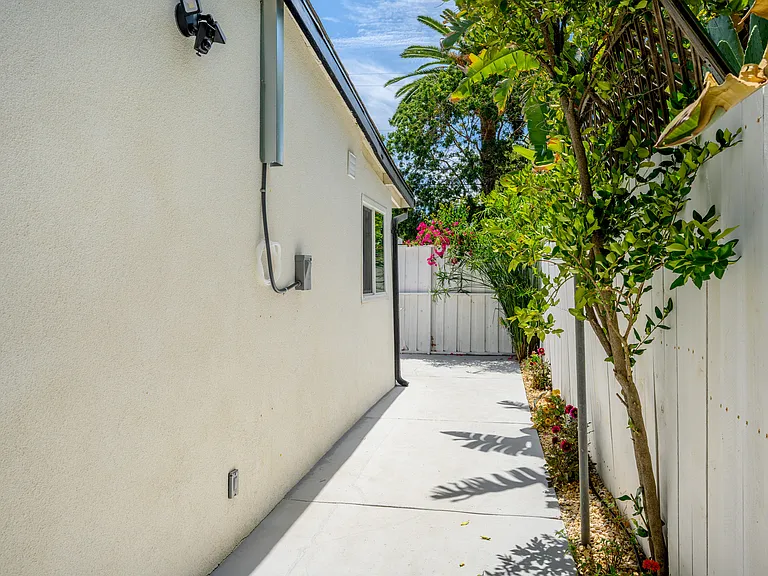 22432 Burbank Blvd #1/2 — Photo 17