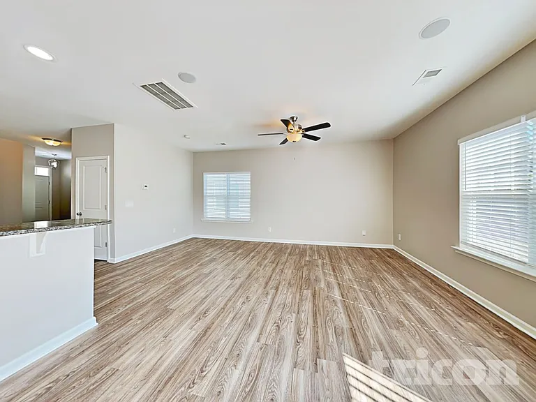 409 Eastfair Dr — Photo 2