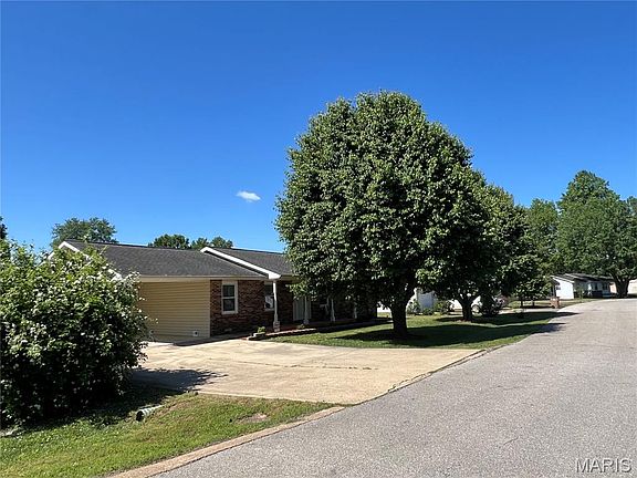 2nd image of 220 Navajo St