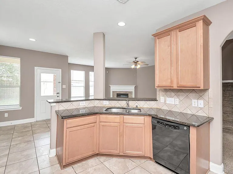 1914 Lenora Ct — Photo 17