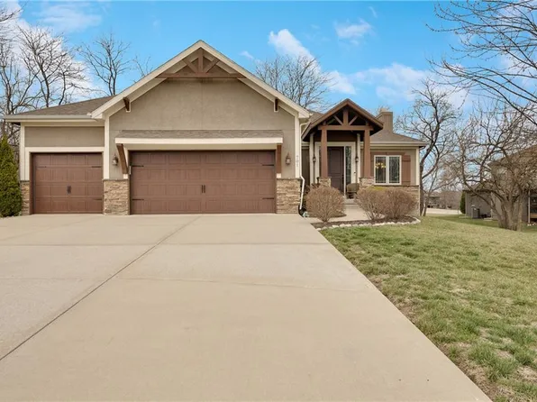 701 SE Sparrow Ct, Blue Springs, MO 64014
