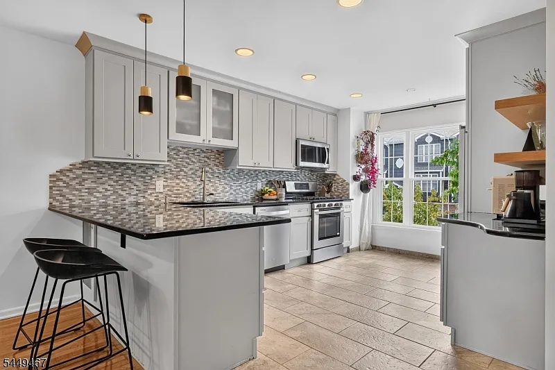 3 bed, 3.5 bath, 1684 sqft, $5,200 — Photo 3