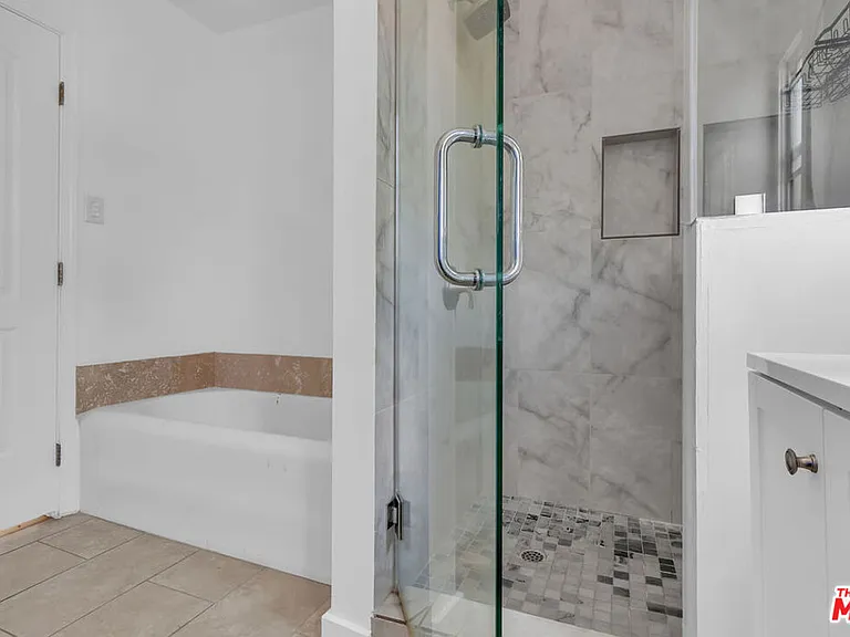 8300 Blackburn Ave — Photo 25
