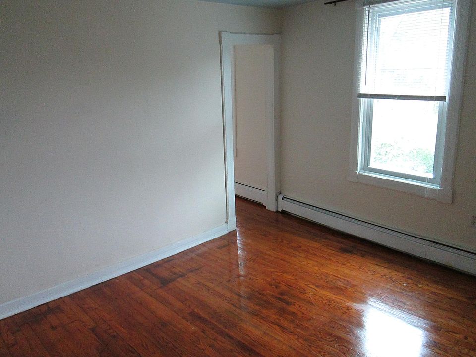 2nd image of 152 Cannon St #2
