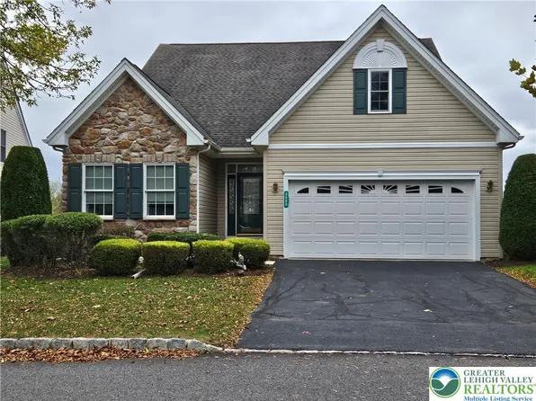 3060 Oak Hills Dr, Northampton, PA 18067