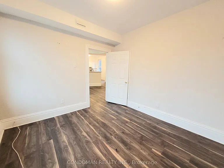 139 1/2 John St S #6 — Photo 12