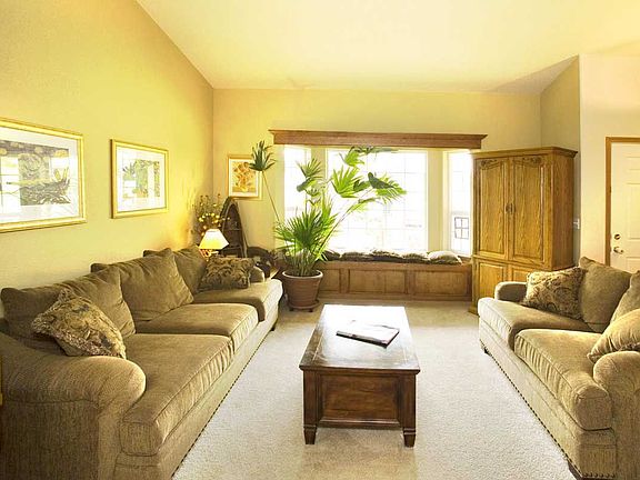 3rd image of 3538 Mapleview Dr NE