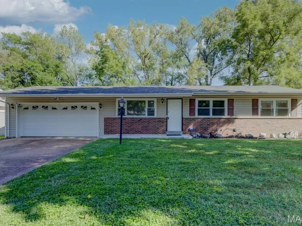10801 Canter Way Dr, Saint Louis, MO 63114