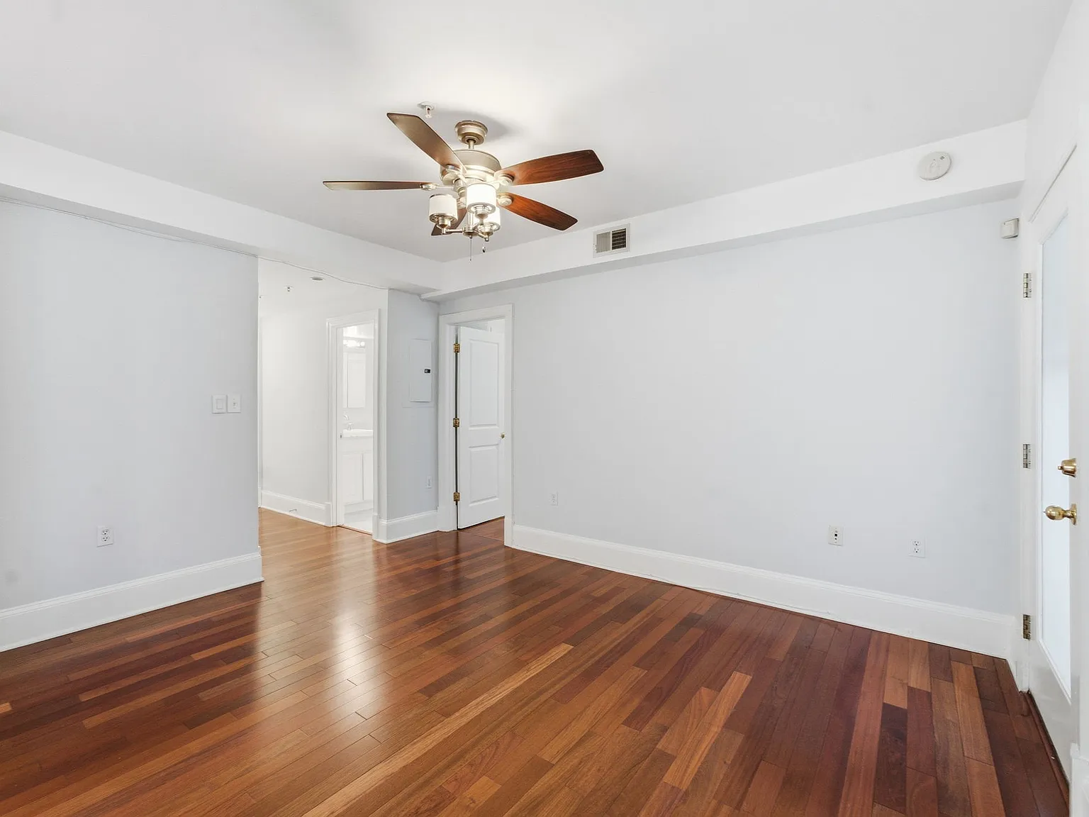 1 bed, 702 sqft, $2,400 — Photo 4