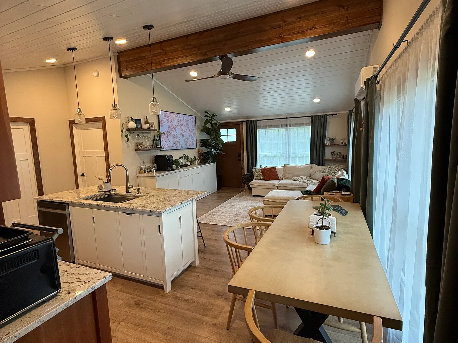 2 bed, 1400 sqft, $2,700 — Photo 3