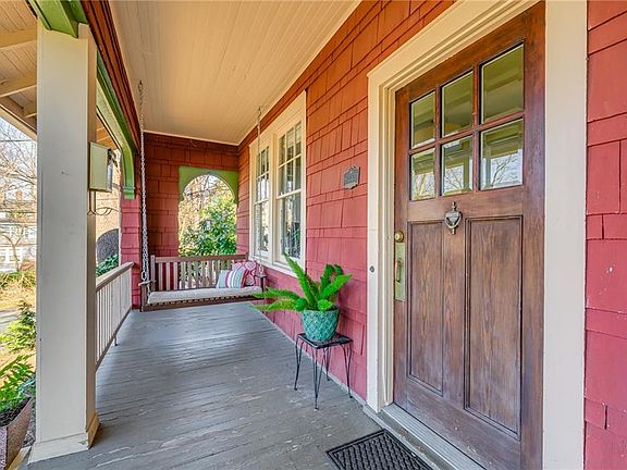 3rd image of 1016 W End Blvd