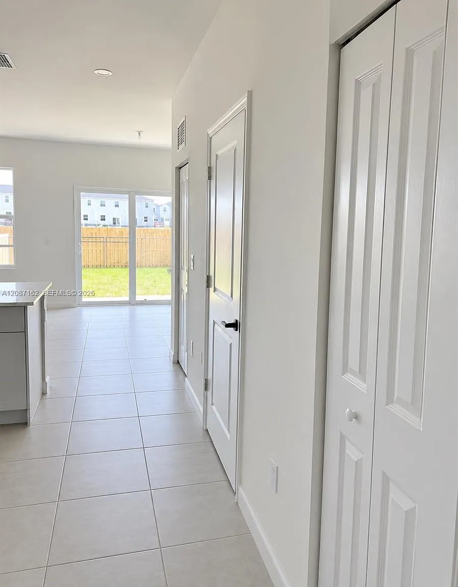 3 bed, 2.5 bath, 1393 sqft, $3,200 — Photo 2