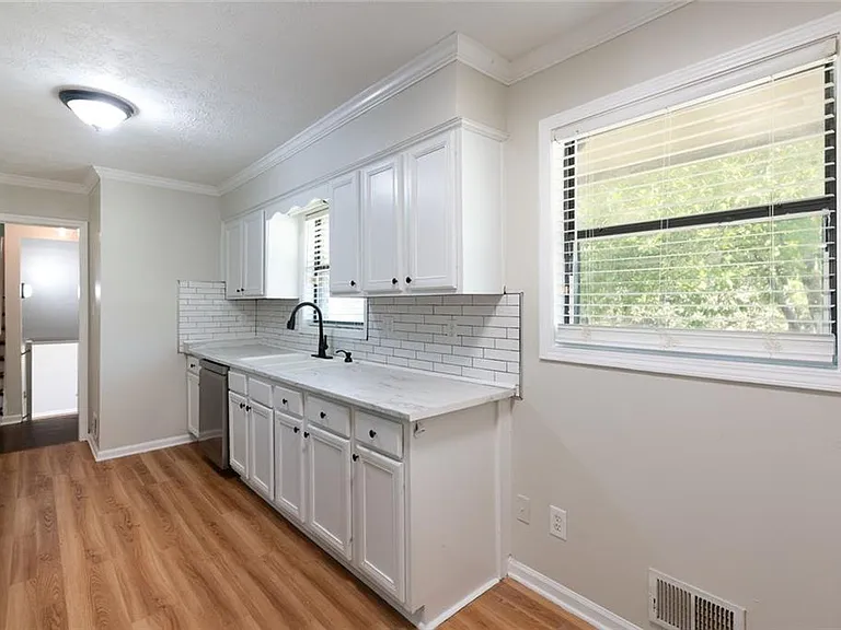 1947 Farris Dr — Photo 5