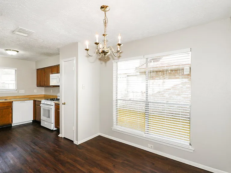 15826 Beechnut St — Photo 5