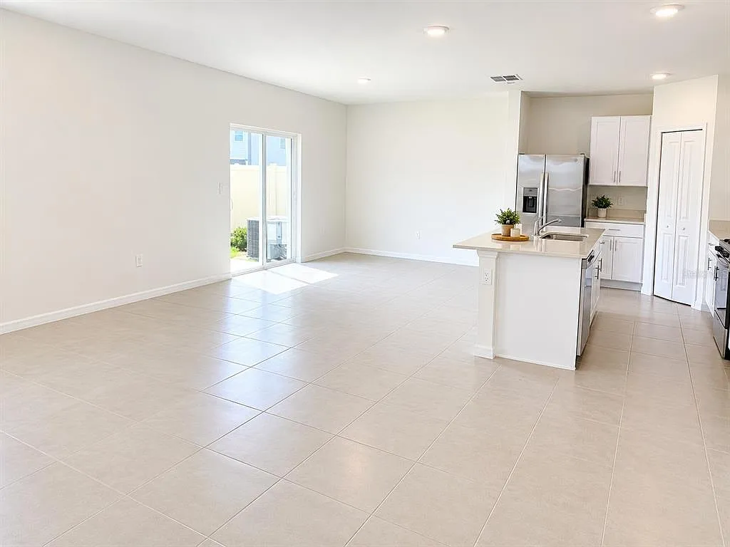 5 bed, 3.0 bath, 2200 sqft, $2,550 — Photo 3