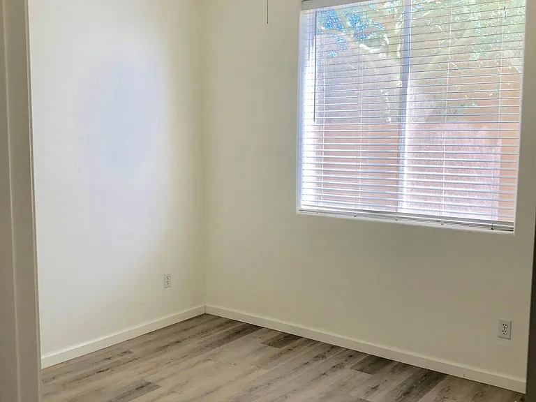 146 E Constitution Ct — Photo 12