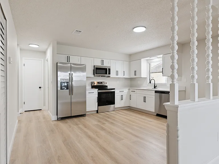 145 E Towne Pl — Photo 3