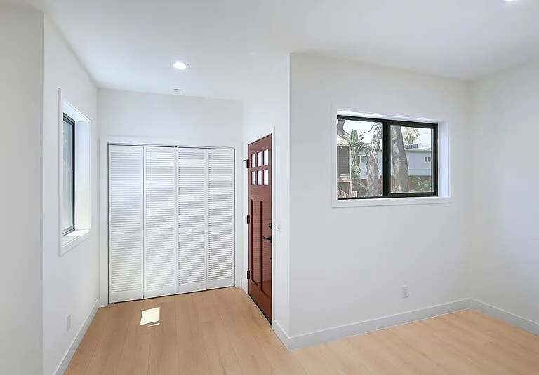 2121-2123 Glenada Ave #2121 — Photo 6