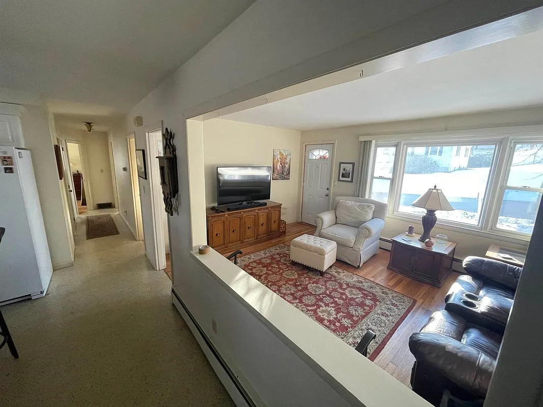 3 bed, 1.0 bath, 1150 sqft, $3,000 — Photo 2