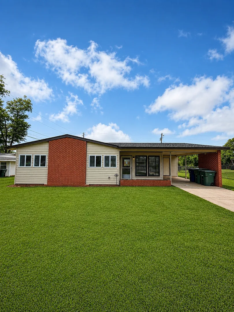 Completely Remodeled 4BR Home Steps from Alabama A&M University | Fenced Yard | Section 8 Welcome — Photo 2