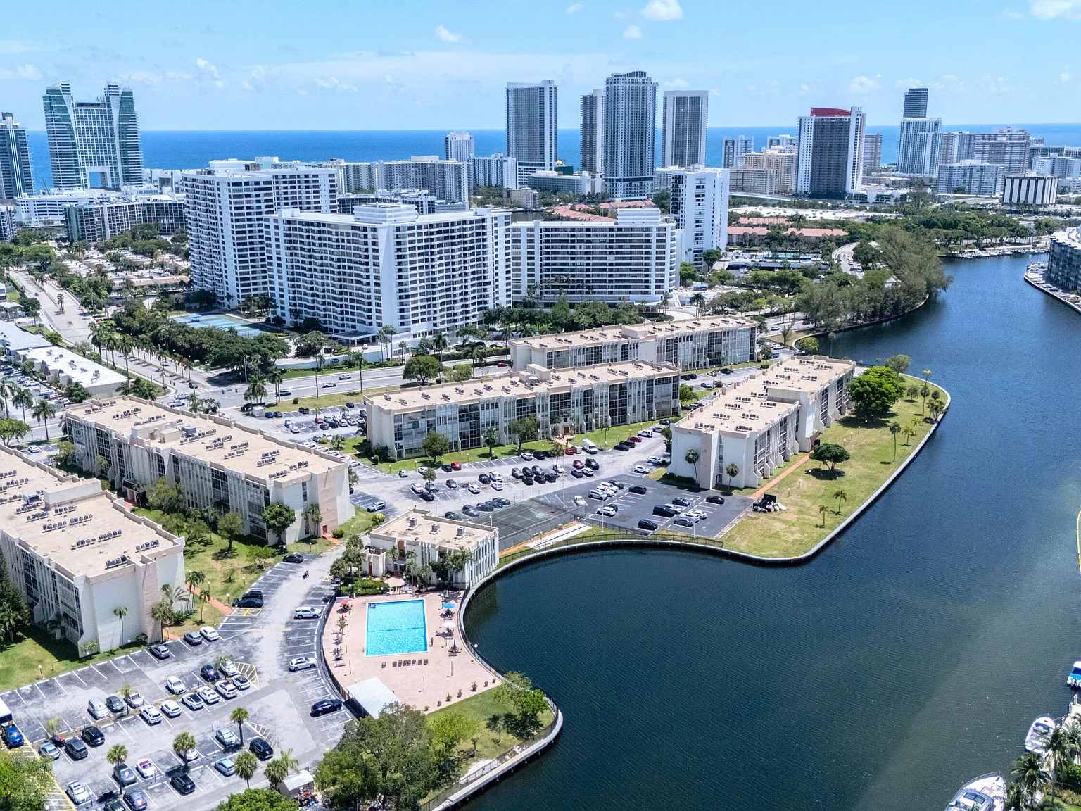 2 bed, 1.5 bath, 924 sqft, $2,100 — Photo 2