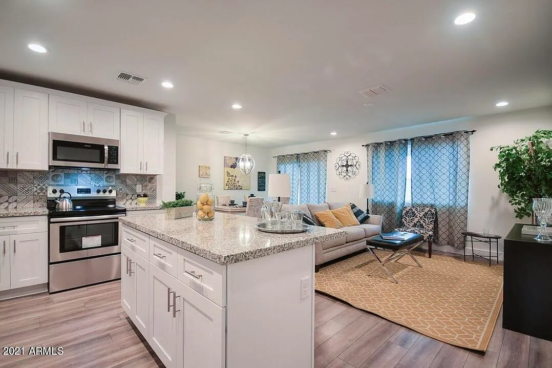3 bed, 2.0 bath, 1370 sqft, $2,495 — Photo 2