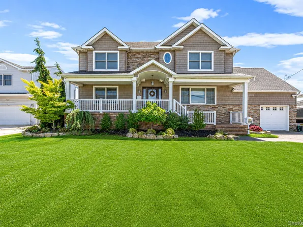 14 Jackson Place, Massapequa, NY 11758