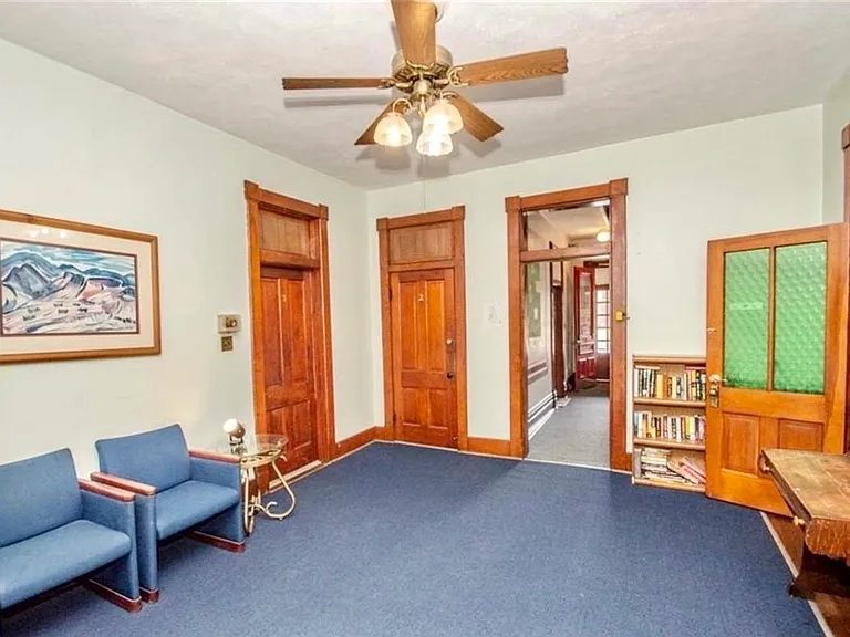 325 N Barron St — Photo 8