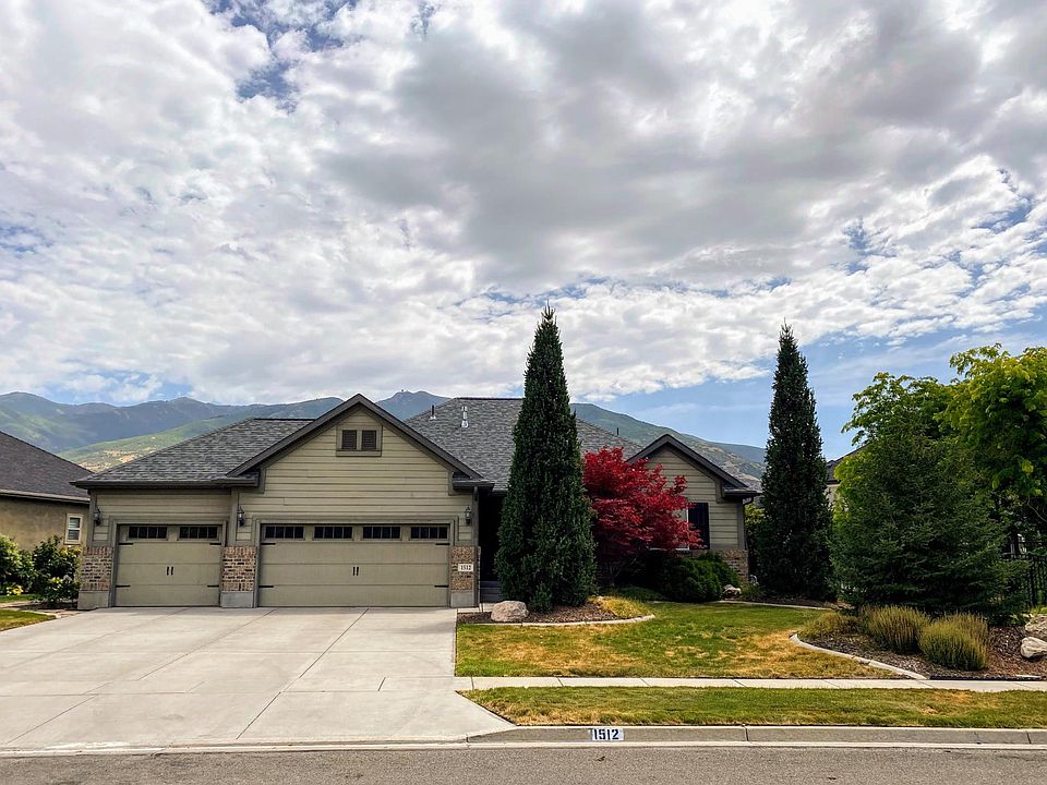 Lovely home in a quiet neighborhood with a view of the mountains.