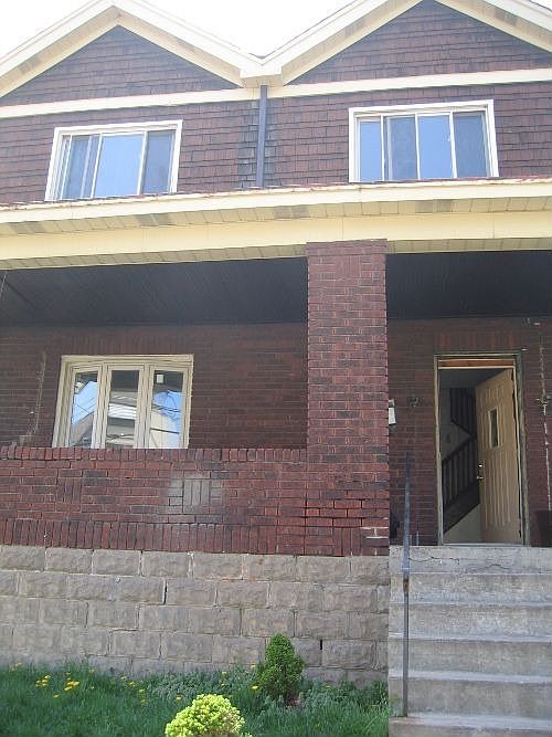 Poor quality, I freely admit, but this is the view from the sidewalk out front