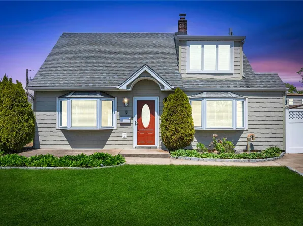 9 Snapdragon Lane, Levittown, NY 11756