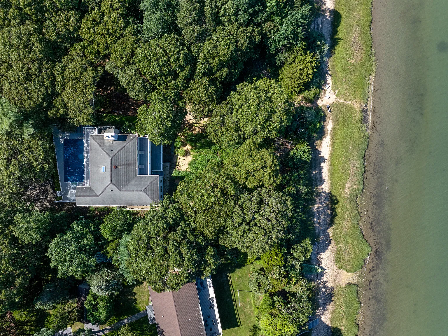 Waterfront Summer Rental — Photo 2