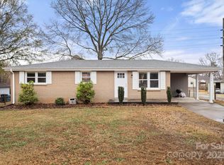 146 Old Castle Ln, Forest City, NC 28043