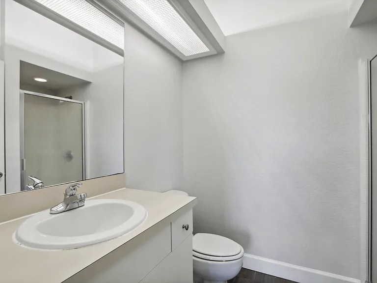 Waters Edge Apartments — Photo 21