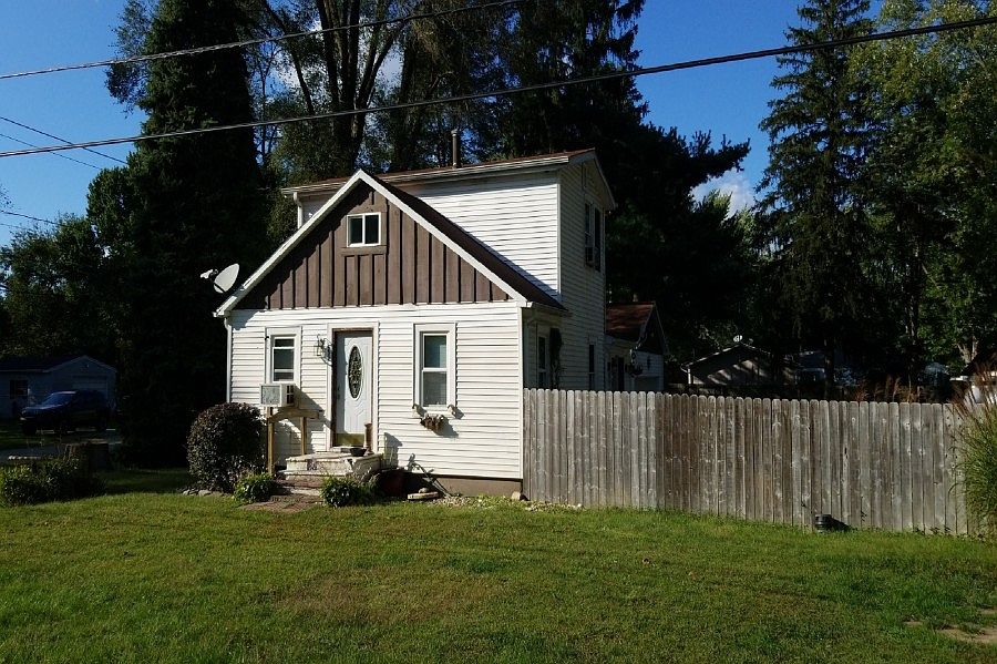 2nd image of 202 E Louis St