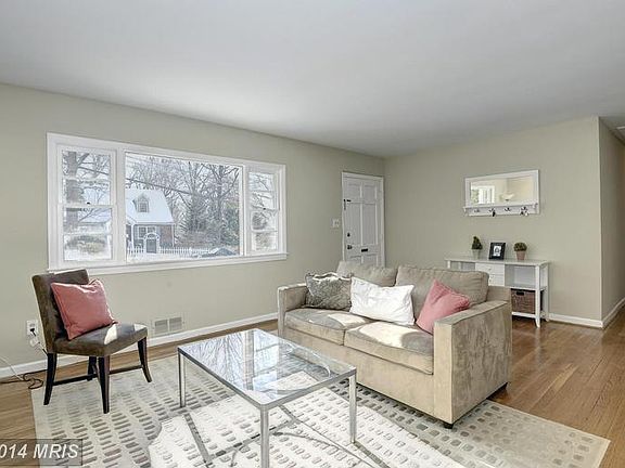 4th image of 208 S Oak St