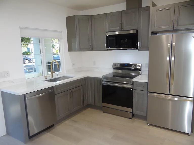 450 Rose Ave — Photo 7